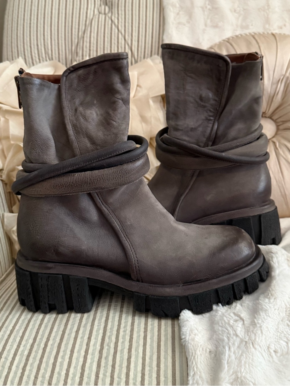 A.S.98 Beautiful LINDER Bootie in Distressed Grey Leather. Women’s Size 38